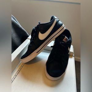 Nike Men’s tennis shoes